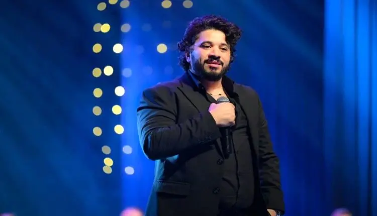المطرب مصطفى حجاج يفاجئ جمهوره بإعلان قرب موعد زوا...