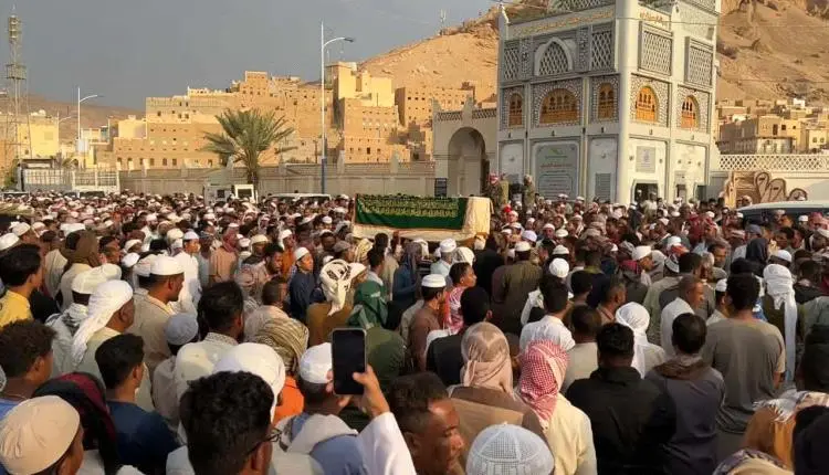 حضرموت تشيّع مفتيها الشيخ علي بن سالم بكير في موكب...