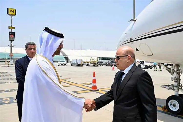 رئيس مجلس القيادة يصل الدوحة لتقديم واجب العزاء بو...