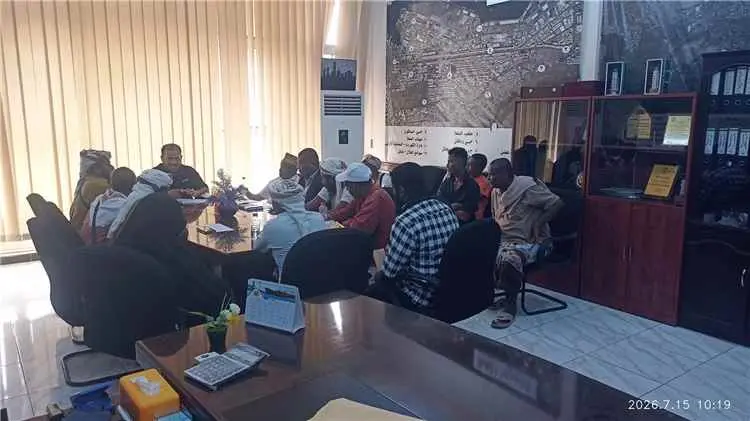 المدير االعام لتنفيذي لصندوق النظافة بعدن يناقش مع...