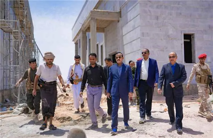 محافظ شبوة يتفقد مشروع كلية الطب بجامعة شبوة