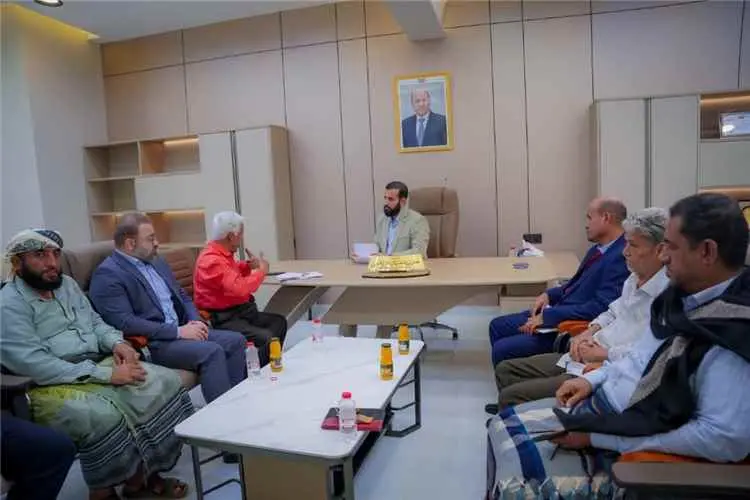 محافظ أبين يناقش مع مستشار قطاع الكهرباء استمرارية...
