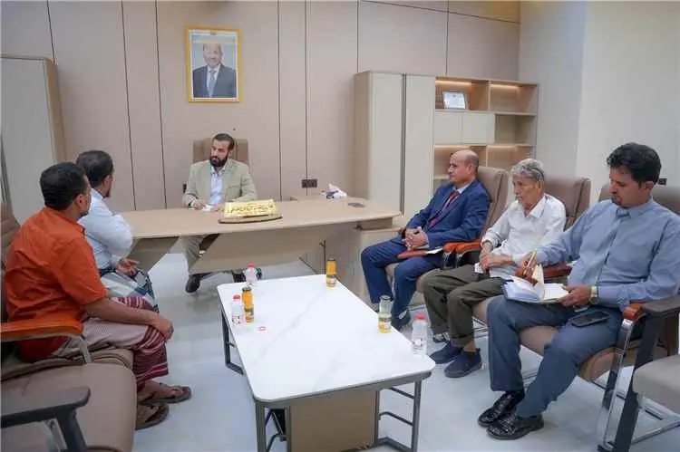 محافظ أبين يلتقي مدير عام خنفر ويشدد على تحسين جود...