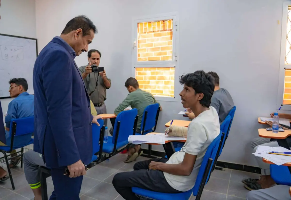 المحافظ بن الوزير ورئيس جامعة شبوة يدشنان امتحانات القبول والمفاضلة بكلية الطب والعلوم الصحية
