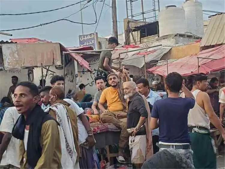 بعد ساعات من الاحتجاز في لحج.. شحنات القات المدمّر تصل إلى عدن وسط ازدحام واسع في الأسواق