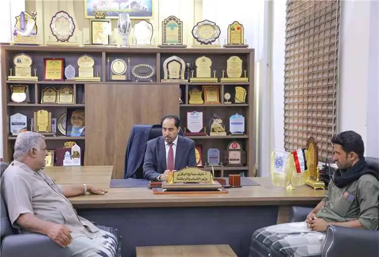 الوزير البكري يلتقي مع مدير عام مديرية حبيل جبر بلحج