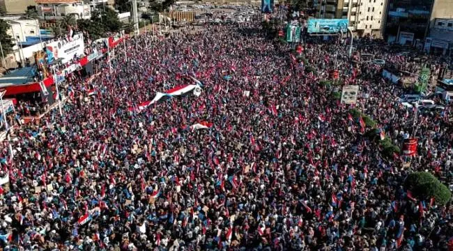المجلس الانتقالي يقود موجة احتجاجات واسعة لرفض الوصاية السعودية وسط التفاف جماهيري حول الرئيس الزُبيدي