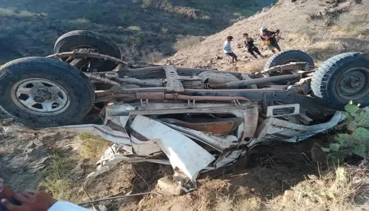 انقلاب سيارة تقل مواطنين من جبل شاهق في ريمة.. وال...