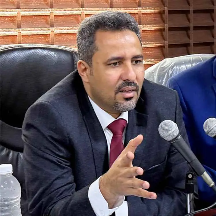 محافظ لحج يتدخل لاحتواء التوتر في الحوطة ويؤكد التزام السلطة المحلية بإنصاف أولياء الدم