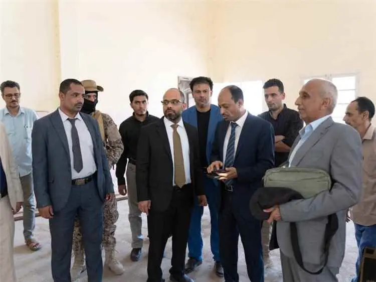وزير الاتصالات يطلع على أوضاع هيئة البريد والتوفير...