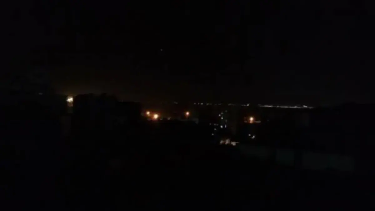 عدن.. انقطاع خدمة الكهرباء 22 ساعة يفاقم معاناة سك...
