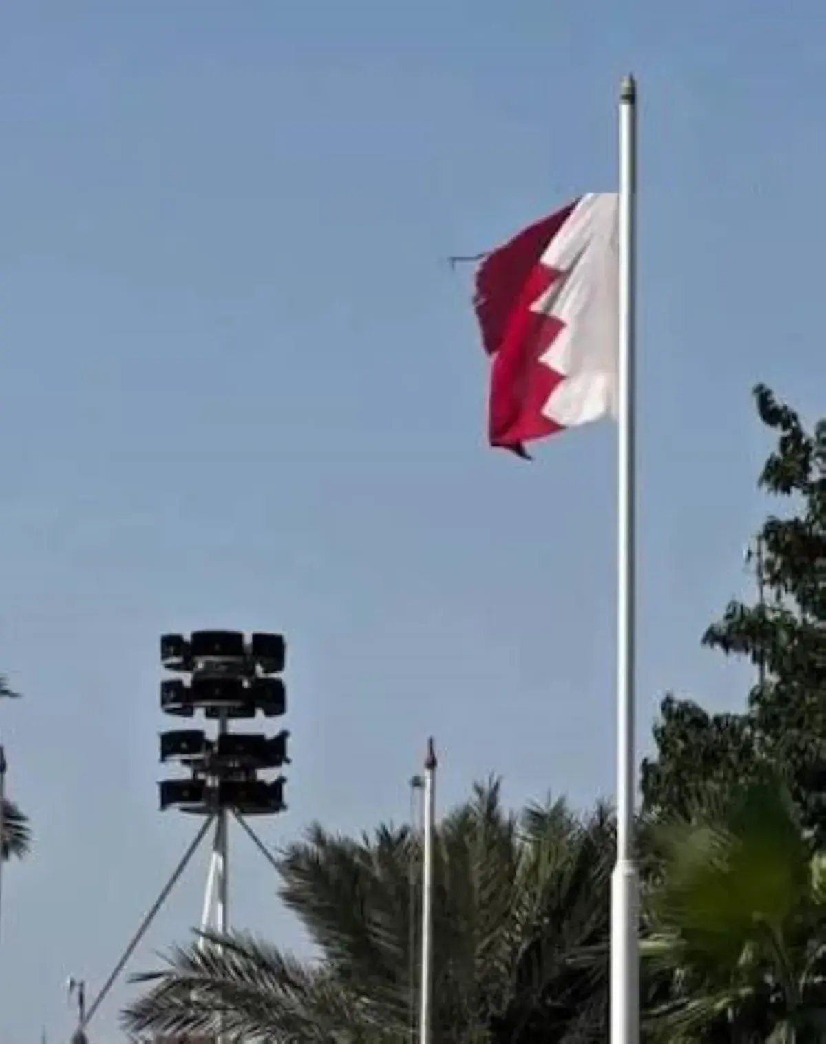 البحرين تطلق صفارات الإنذار وتدعو المواطنين والمقيمين للتوجه إلى أماكن آمنة