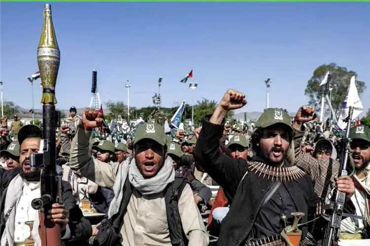 "احتجزوا طائرة الصليب الأحمر وأجهضوا الصفقة".. مسؤ...