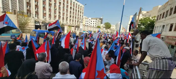 وقفة أمام مقر السلطة المحلية بعدن رفضا للوصاية الس...