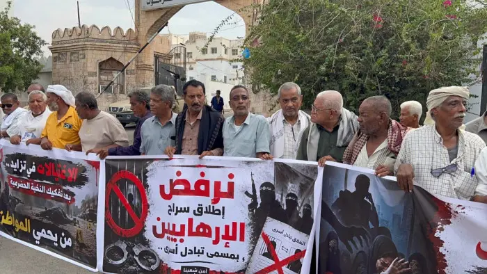 خلال وقفة.. متظاهرو المكلا يرفضون أدوات الوصاية ال...