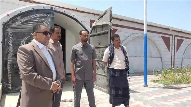 بحضور الأمين العام للمجلس المحلي بأبين.. وصول الدفعة الأولى من الألعاب الترفيهية إلى ساحة الشهداء