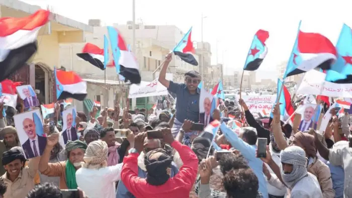 جماهير سقطرى تدافع عن السيادة الجنوبية بمواجهة مشا...