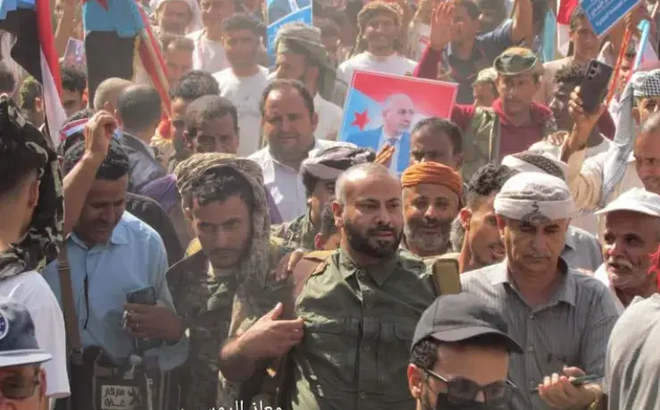 شاهد صورة لمحافظ الضالع اثناء مشاركته في وقفة تتبع...