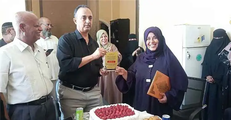 مدير عام صحة عدن يكرم مديرة مركز الطوارئ التوليدية...