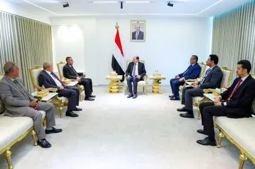 رئيس الوزراء وزير الخارجية اليمني يلتقي في عدن رئيس وأعضاء اللجنة العليا للمناقصات والمزايدات