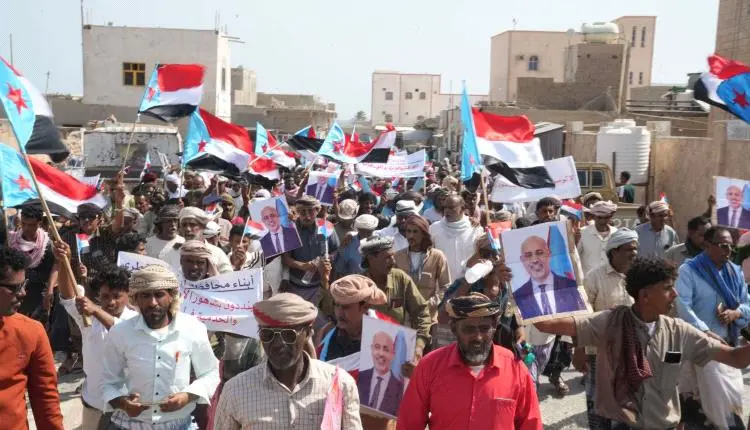 بصور الرئيس الزُبيدي وأعلام الجنوب.. تظاهرة كبرى ف...