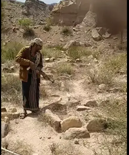 مواطن يمني يطلق الرصاص من بندقيته على قبر جده لهذا...