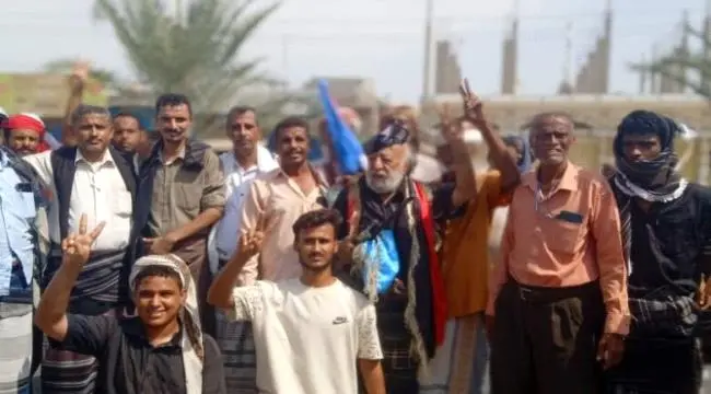 أبناء محافظة أبين يحتشدون أمام مبنى السلطه المحلية...