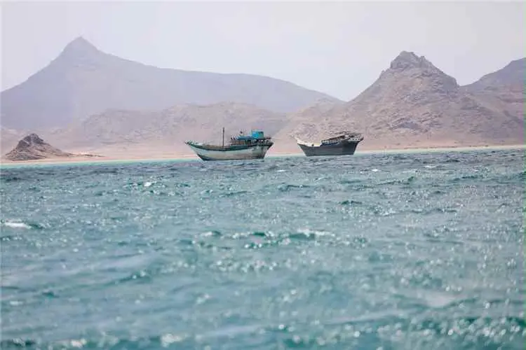 رويترز: إيران طلبت من الحوثيين إغلاق باب المندب إذ...
