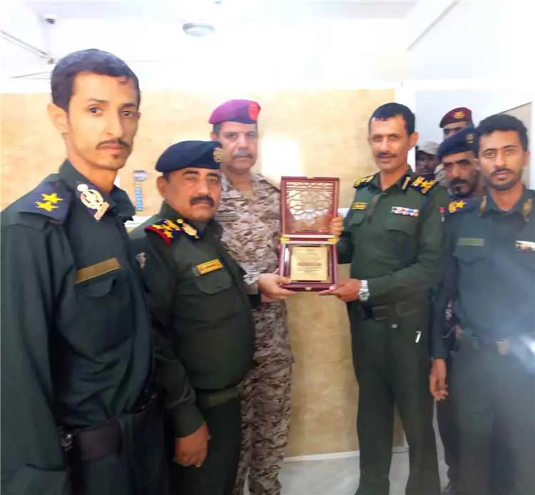 قائد محور عتق ومدير عام شرطة شبوة يطّلعان على سير العمل بفرع مصلحة الأحوال المدنية ويُكرّمان قيادته