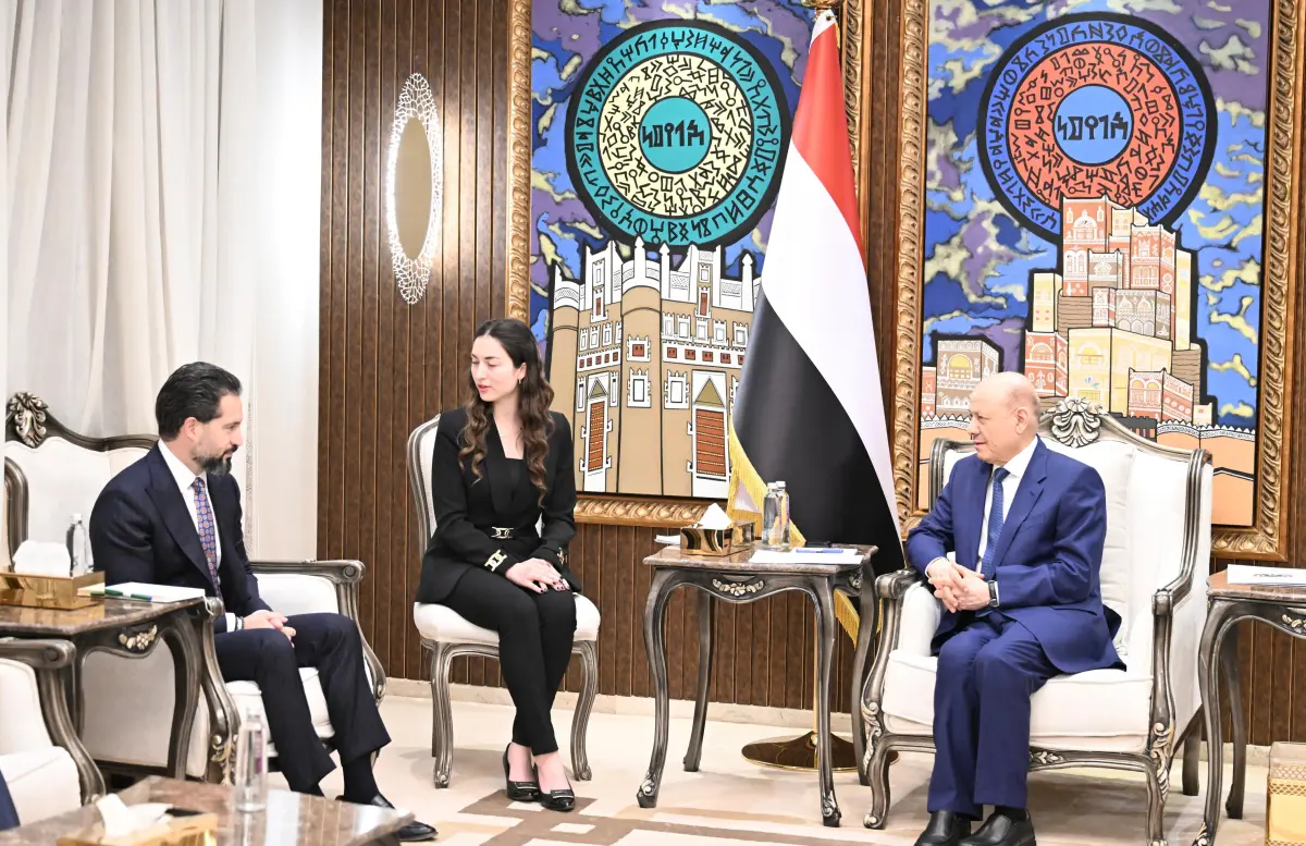 رئيس مجلس القيادة: لا حصار على مطار صنعاء ولا تساه...