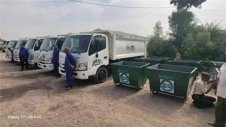 صندوق النظافة بعدن يتسلم آليات وبراميل قمامة الممو...