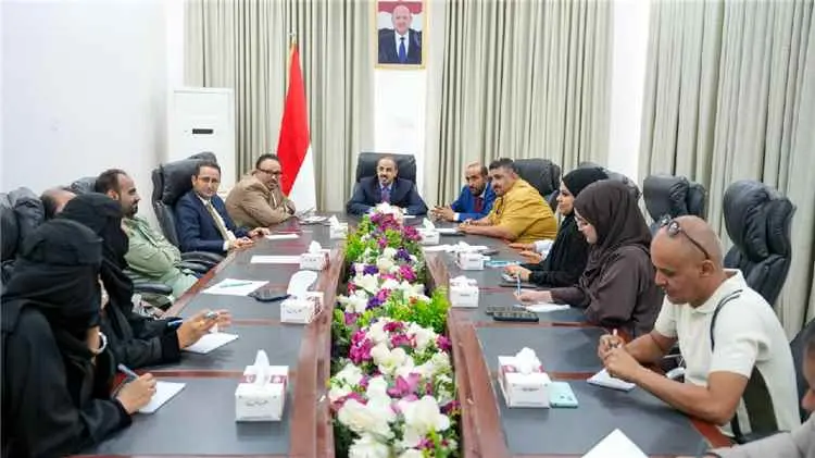 الإرياني يوجه وسائل الإعلام بتوعية المجتمع بخطورة محاولات الحوثيين رهن اليمن لمصالح إيران