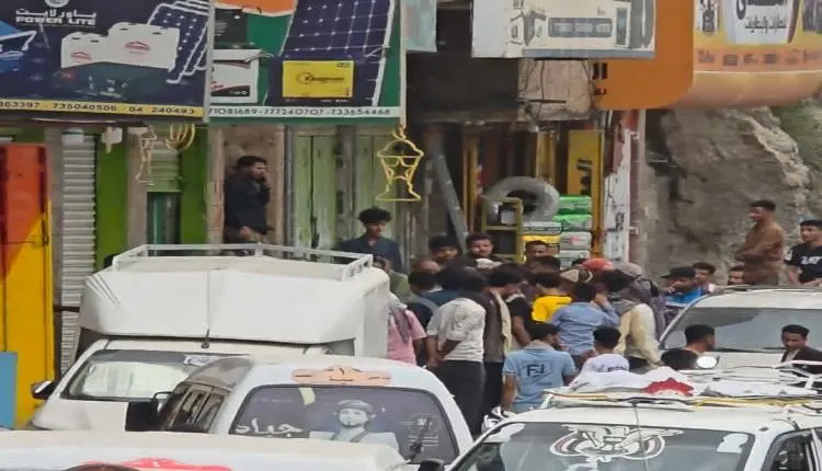 مواطنون يتجمهرون في شارع مرور تعز بعد العثور على ت...