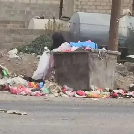 مواطنون في مدينة إب يبحثون عن بقايا الطعام داخل بر...
