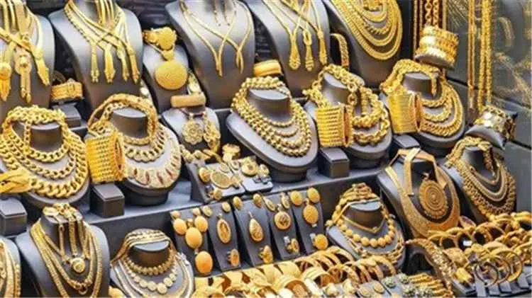 أسعار الذهب تتجه لتسجيل أكبر خسارة أسبوعية بضغط من...