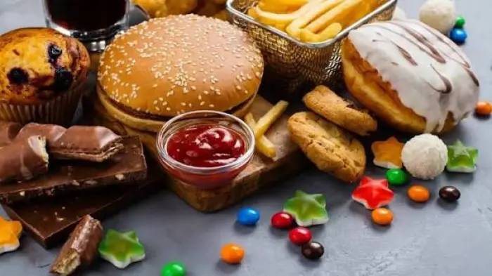 تناول الأطعمة فائقة المعالجة قد يزيد خطر أمراض الك...