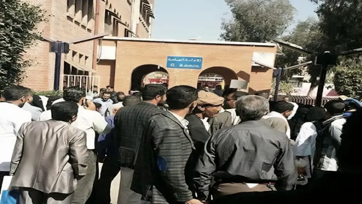 اعتداء مهين على طبيب قلب بمستشفى الثورة بصنعاء على...