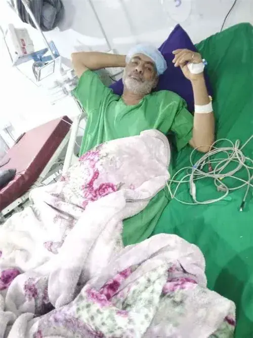 فتاة يمنية تستغيث لإنقاذ والدها الراقد في العناية...