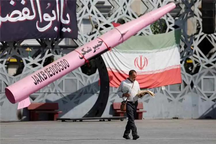 إيران تجدد هجماتها على دول الخليج بعد ليلة أخرى من الضربات الأمريكية
