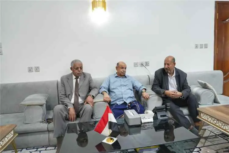 عضو مجلس القيادة الخنبشي يترأس جانبًا من الاجتماع...