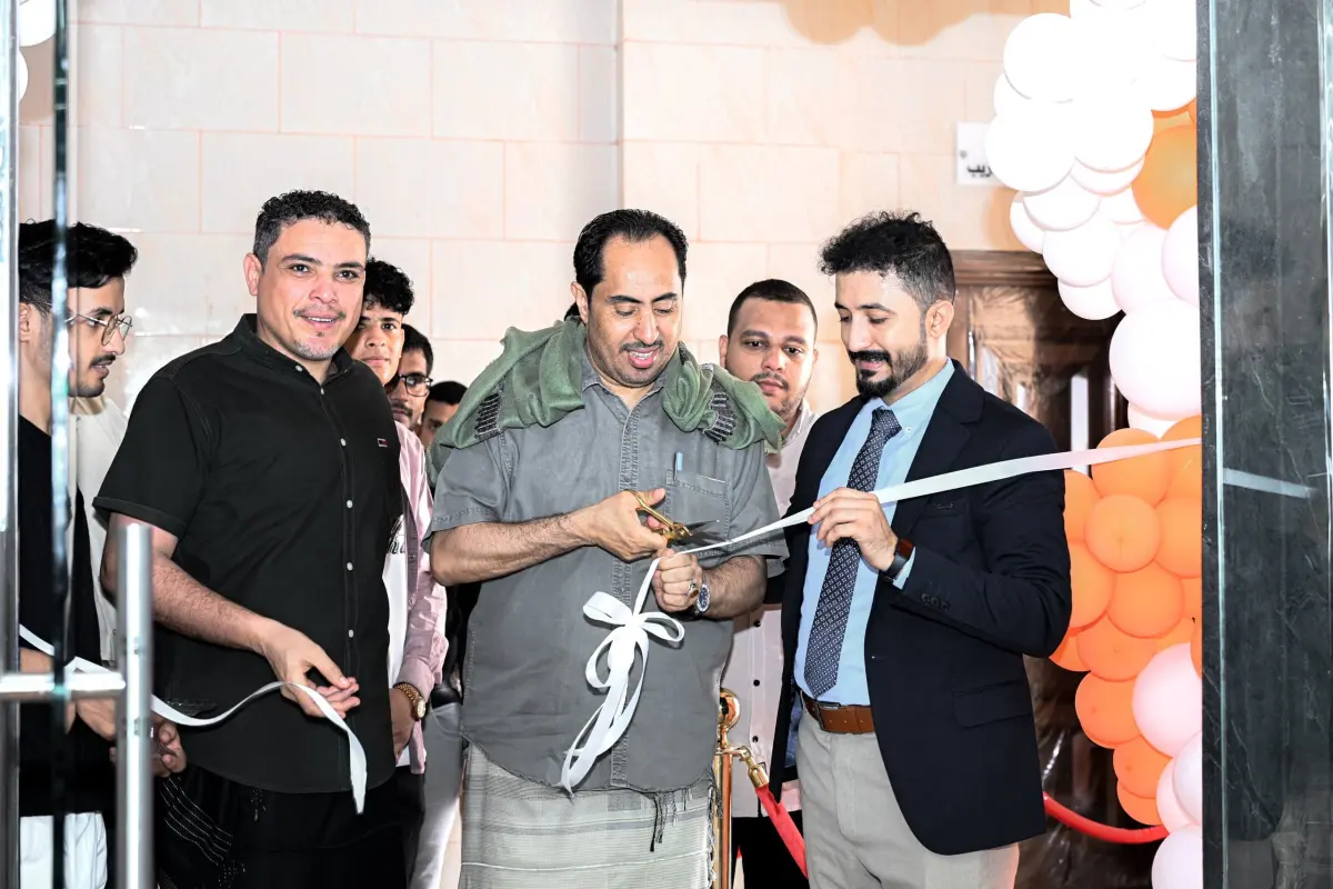 الوزير البكري يفتتح الصالة الرياضية بسكن بازرعة للطالب الجامعي بعدن