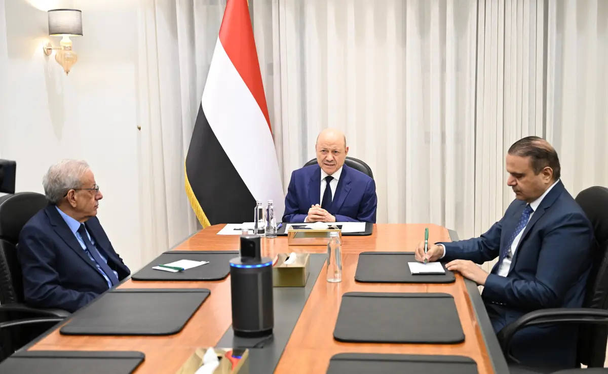رئيس مجلس القيادة: الدولة لن تسمح بأي رحلات خارج اختصاصاتها الحصرية ولا بديل أمام المليشيات سوى القبول بالمبادرات الإنسانية المعلنة