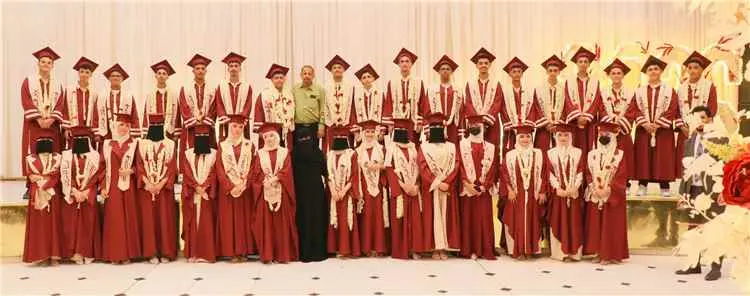 مدرسة السلام الأهلية بعدن تحتفي بتخريج طلاب الثانوية العامة في حفل جسّد الوفاء لمسيرة العلم والانطلاق نحو المستقبل