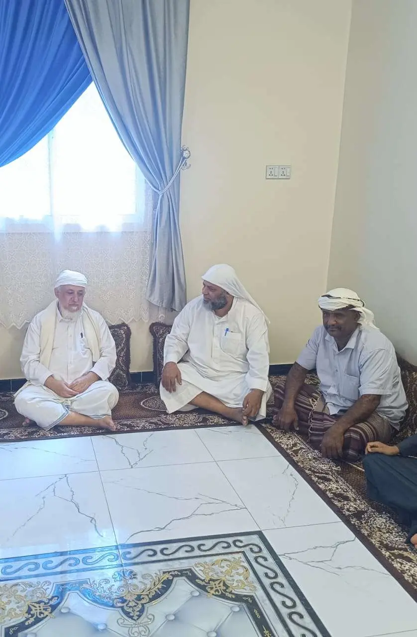 الشيخ باحنحن يطمئن على صحة الشيخ بانجوة بعد إجراء...