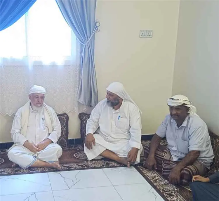 الشيخ باحنحن يطمئن على صحة الشيخ بانجوة بعد إجراء...