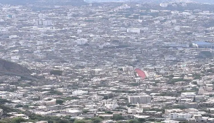 مسلح حوثي يعدم مواطن في سريبت تعز