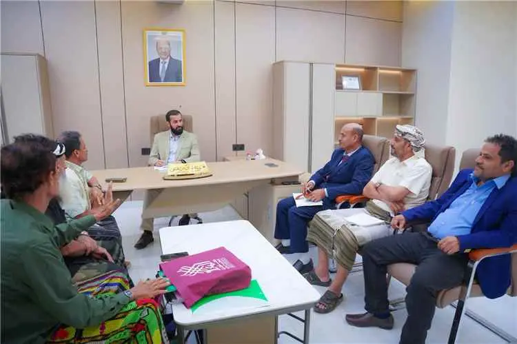 محافظ أبين يلتقي مدير عام مديرية سباح ويناقش احتيا...