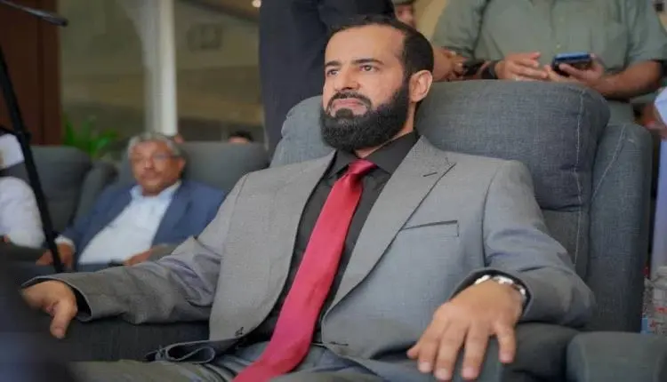 صحفي من أبين يوجه سؤالاً هاماً لمحافظ المحافظة مختار الرباش