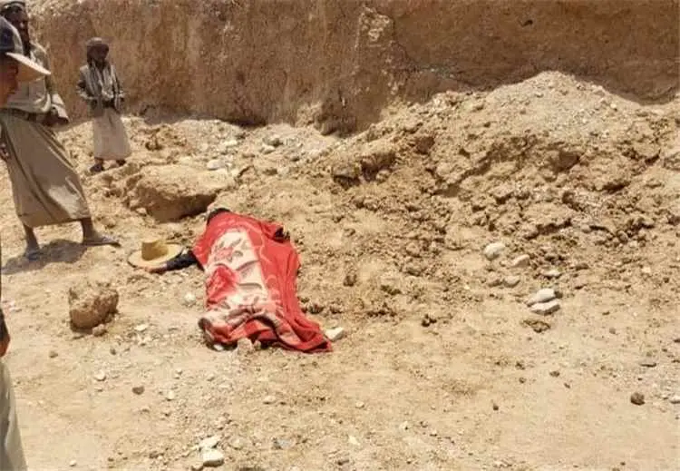 قيادي حوثي يعتدي على امرأة في ريمة خلال احتجاجها ع...