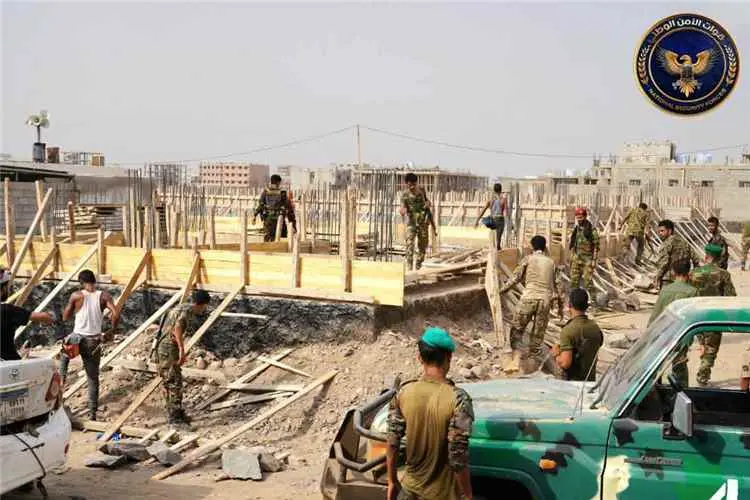 وحدة حماية الأراضي تنفذ حملة لضبط مخالفات البناء العشوائي والمنشآت غير المرخصة بالعاصمة عدن